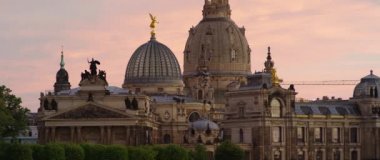 Dresden Frauenkirche, Hofkirche ve gezi tekneleri ile Saksonya, Temmuz, 2017 hafif akşam aydınlatılmış manzarası