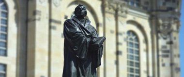 Dresden Frauenkirche arkasında Martin Luther anıt