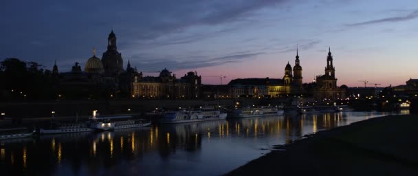 Skyline Iluminado Dresde Luz Noche Con Frauenkirche Hofkirche Barcos Excursión — Vídeo de stock