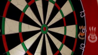 Mutsuz, Dart Bullseye vurmak yok