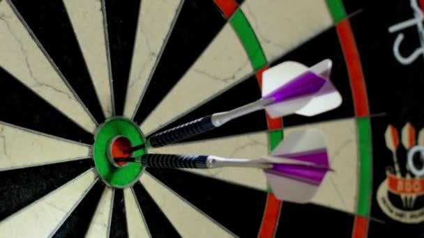 Gelukkig Darten Sloeg Bullseye — Stockvideo