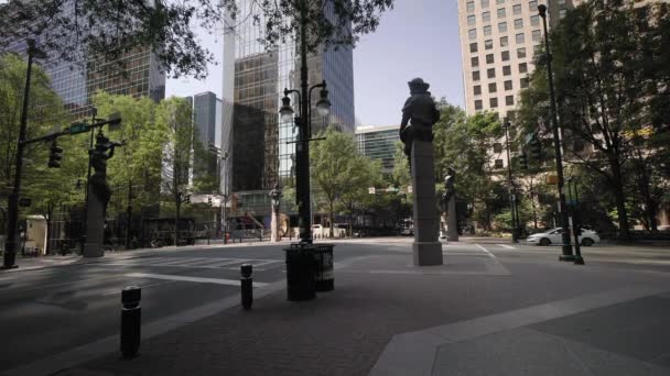 Commerce Statues Independence Square Charlotte Usa Oct 2016 Tracking Shot — Video