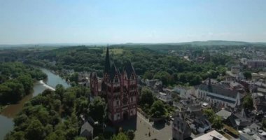Limburg Katolik Katedrali bir kaya Lahn Nehri, Limburg, Almanya, Haziran 2017, izleme shot yukarıda yüksek konuma sahiptir