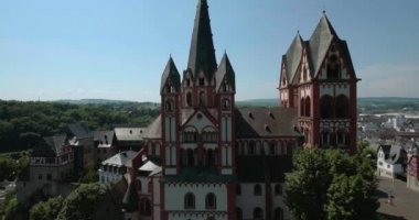 Limburg Katolik Katedrali bir kaya Lahn Nehri, Limburg, Almanya, Haziran 2017, izleme shot yukarıda yüksek konuma sahiptir