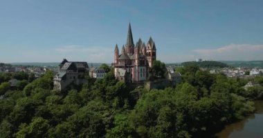 Limburg Katolik Katedrali bir kaya Lahn Nehri, Limburg, Almanya, Haziran 2017, izleme shot yukarıda yüksek konuma sahiptir