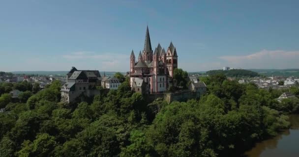 リンブルフ州のカトリック大聖堂 ラーン川 リンブルフ ドイツの 2017年 月トラッキング ショット上の岩の上の高い場所 — ストック動画