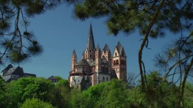 Limburg Katolik Katedrali bir kaya Lahn Nehri, Limburg, Almanya, Haziran 2017, izleme shot yukarıda yüksek konuma sahiptir