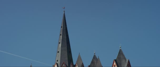 Lahn 的天主教大教堂是高的位置在岩石之上在河 2017年6月 — 图库视频影像