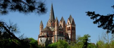 Limburg Katolik Katedrali bir kaya Lahn Nehri, Limburg, Almanya, Haziran 2017, izleme shot yukarıda yüksek konuma sahiptir