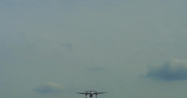 Een Havilland Dash Landt Een Luchthaven Tijdens Vlucht — Stockvideo