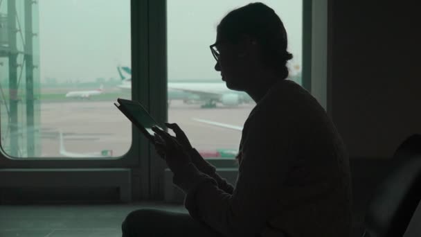Γυναίκα Στο Σαλόνι Αερολιμένων Κάθεται Στην Καρέκλα Από Παράθυρο Και — Αρχείο Βίντεο