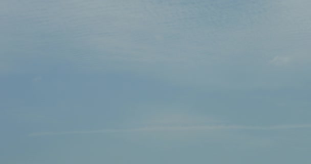 Un Boeing 747 atterrit à un aéroport, en vol 