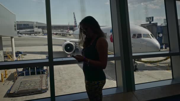 Jeune Femme Utilisant Téléphone Portable Dans Hall Des Départs Avion — Video