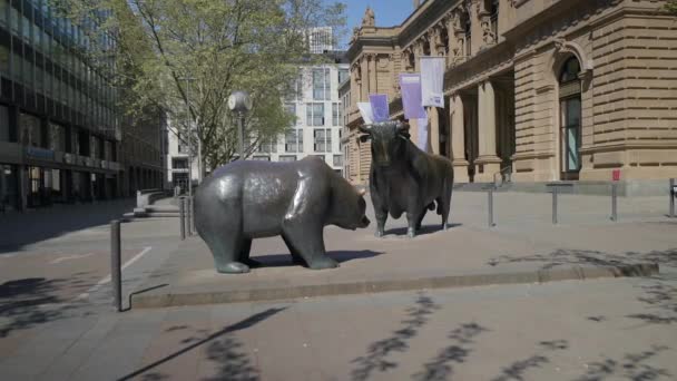 Bull Αρκούδα Αγάλματα Στο Χρηματιστήριο Της Φρανκφούρτης Πλάνο Παρακολούθησης — Αρχείο Βίντεο
