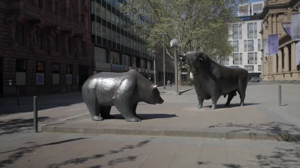 Αγάλματα Bull Bear Στο Χρηματιστήριο Της Φρανκφούρτης Πλάνο Παρακολούθησης — Αρχείο Βίντεο