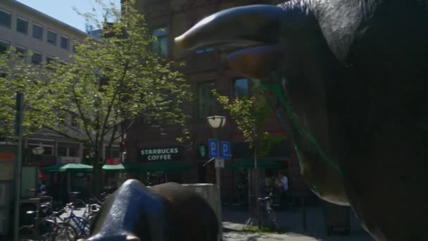 Bull Bear Statues Bourse Francfort Tracking Shot — Video