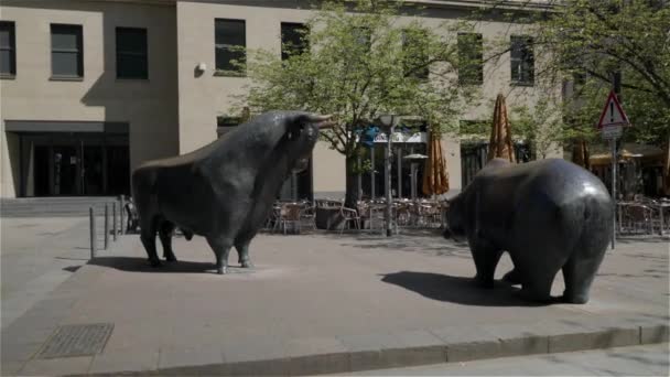 Bull Bear Statues Bourse Francfort Tracking Shot — Video