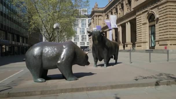 Statue Bull Bear Alla Borsa Francoforte Tracking Shot — Video Stock