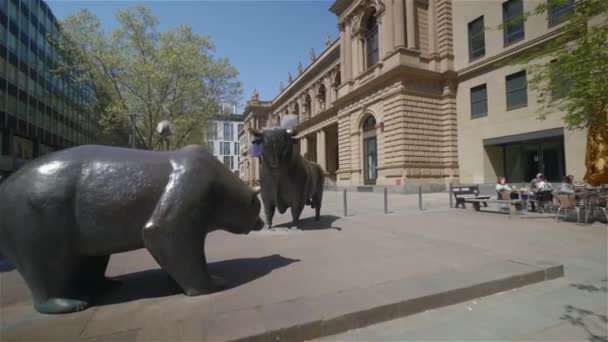 Αγάλματα Bull Bear Στο Χρηματιστήριο Της Φρανκφούρτης Πλάνο Παρακολούθησης — Αρχείο Βίντεο