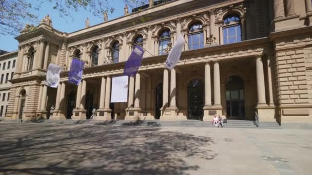 Bull Bear Statues Bourse Francfort Tracking Shot — Video