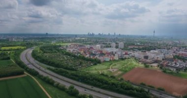Ön plan bölgesinin Preungesheim ve otoyol A661, Frankfurt, Hessen, Almanya Frankfurt Skyline havadan görünümü 