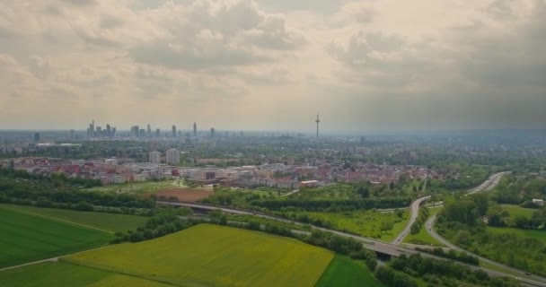 Preungesheim の前景と高速道路 A661 フランクフルト ヘッセン州のフランクフルトのスカイラインの眺め — ストック動画