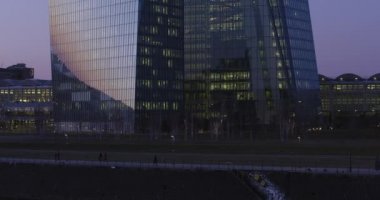 Işıklı windows ile gece bir modern ofis. ECB. Frankfurt, Hesse, Almanya, Avrupa, Şubat 2017