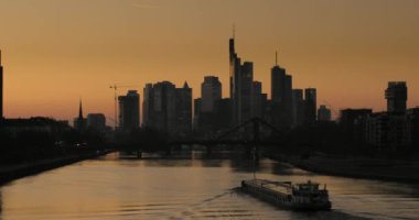 Frankfurt am Main manzarası ile yüksek binalar ve Finans Merkezi akşamları. Frankfurt, Hesse, Almanya, Europe
