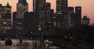 Frankfurt am Main manzarası ile yüksek binalar ve Finans Merkezi akşamları. Frankfurt, Hesse, Almanya, Europe