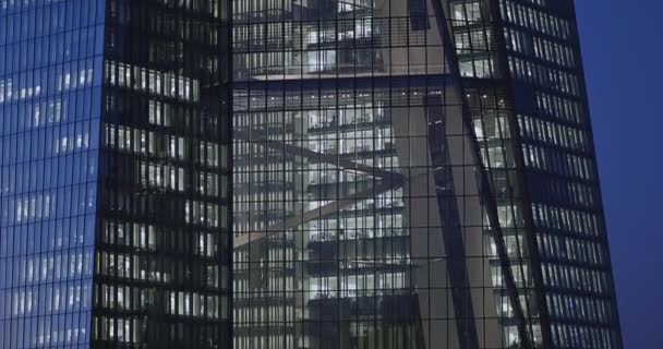 Ein Modernes Bürogebäude Bei Nacht Mit Beleuchteten Fenstern Ecb Frankfurt — Stockvideo