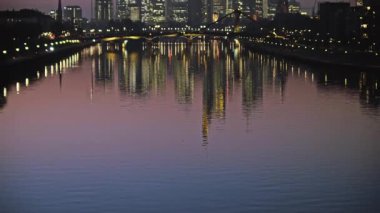 Frankfurt am Main manzarası ile yüksek binalar ve Finans Merkezi akşamları. Frankfurt, Hesse, Almanya, Europe