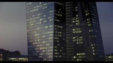 Işıklı windows ile gece bir modern ofis. ECB. Frankfurt, Hesse, Almanya, Avrupa, Şubat 2017