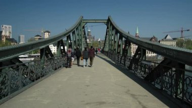 Frankfurt manzarası ile ünlü demir köprü, Frankfurt, Almanya, Nisan 2017