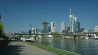 Frankfurt manzarası ile ünlü demir köprü, Frankfurt, Almanya, Nisan 2017