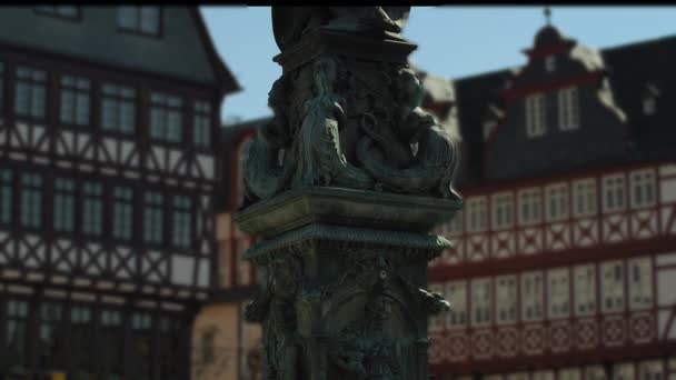 ローマ山 フランクフルト ドイツ 2017年 月と正義の噴水の彫刻 — ストック動画