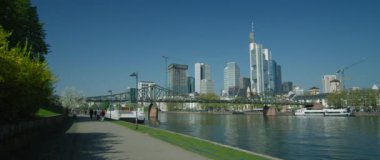 Frankfurt manzarası ile ünlü demir köprü, Frankfurt, Almanya, Nisan 2017