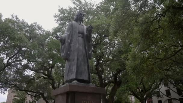 Statue John Wesley 1703 1791 Foundet Methodism Savannah Georgia United — стоковое видео