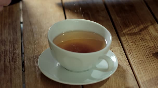 砂糖落としたりする紅茶 スローモーション — ストック動画
