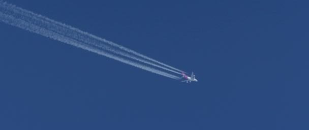 澄んだ青い空を背景に カンタス航空ボーイング 380 の飛行機雲 — ストック動画