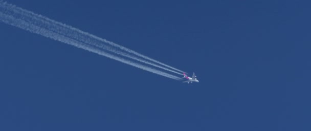 Contrails Van Een Qantas Boeing 380 Tegen Een Heldere Blauwe — Stockvideo