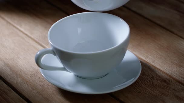 Наполнение Чашки Чаем Деревянном Столе Кафе — стоковое видео