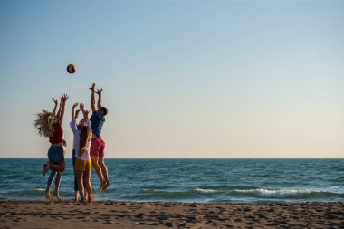 Bir grup arkadaş sahilde eğleniyor.