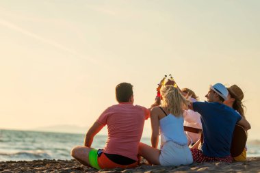 Bir grup arkadaş sahilde eğleniyor.