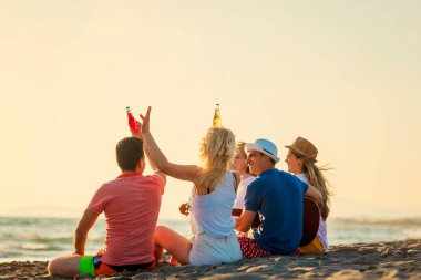 Bir grup arkadaş sahilde eğleniyor.