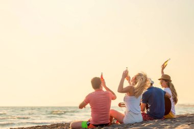 Bir grup arkadaş sahilde eğleniyor.