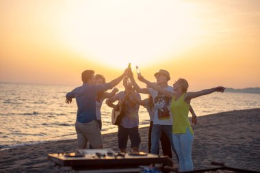 Bir grup arkadaş sahilde eğleniyor.