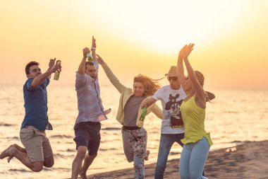 Bir grup arkadaş sahilde eğleniyor.