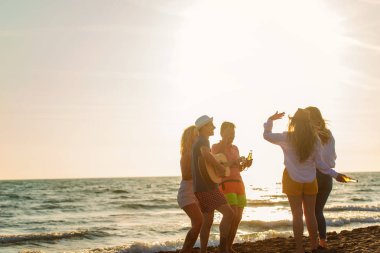 Bir grup arkadaş sahilde eğleniyor.