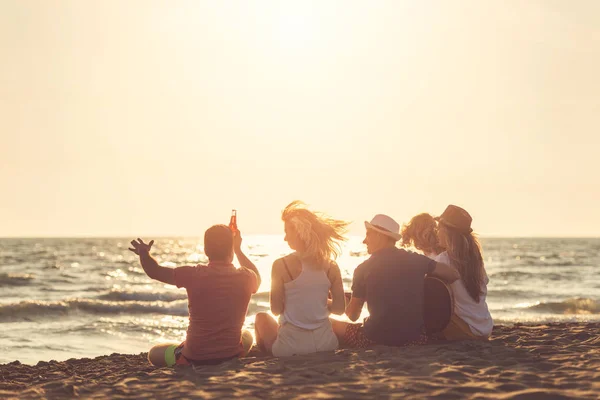 Grupo Amigos Disfrutan Playa —  Fotos de Stock