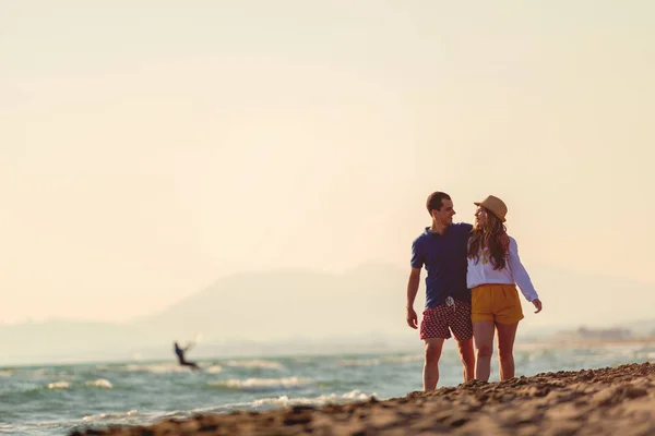 Feliz pareja romántica de mediana edad disfrutando de un hermoso paseo al atardecer — Foto de Stock